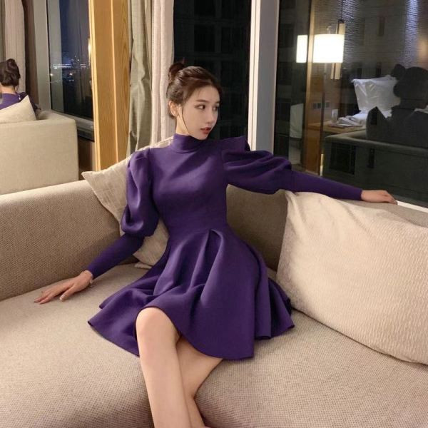 Modern női ruha modell és pólógallér