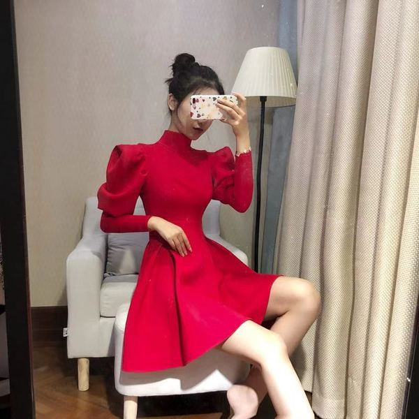 Modern női ruha modell és pólógallér