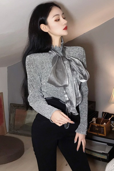 Moodne naiste läikiva efektiga pluus, mille krael on pael