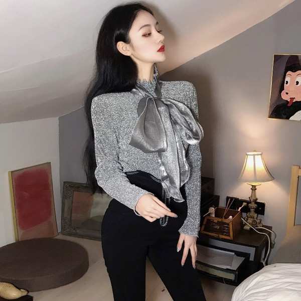 Moodne naiste läikiva efektiga pluus, mille krael on pael