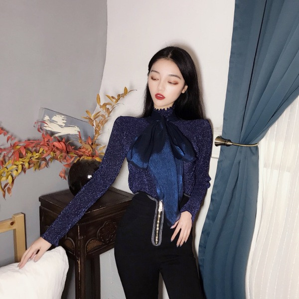 Moodne naiste läikiva efektiga pluus, mille krael on pael