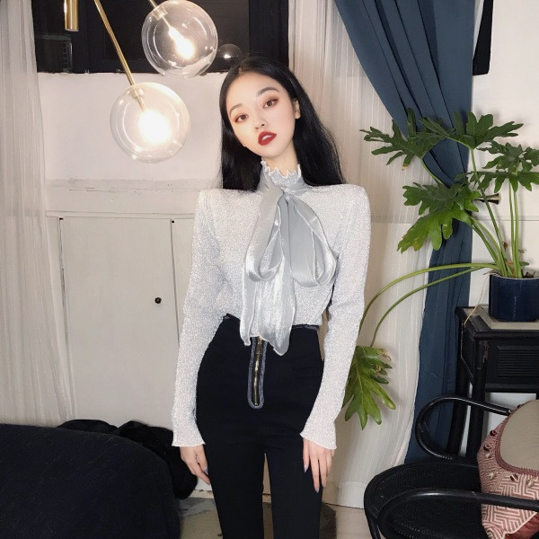 Moodne naiste läikiva efektiga pluus, mille krael on pael