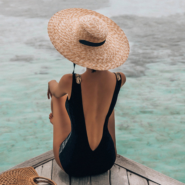 Stiilne täissametist ujumistrikoo pitsi ja palja seljaga