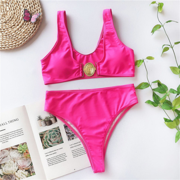 Kaheosaline eestkinnitusega ujumistrikoo ja kõrge vöökohaga püksid