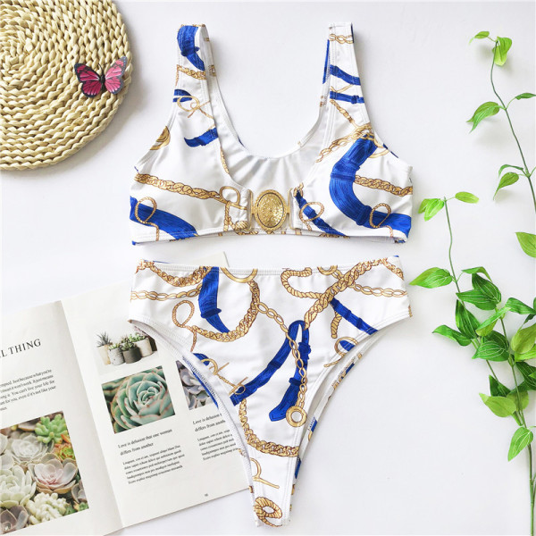 Kaheosaline eestkinnitusega ujumistrikoo ja kõrge vöökohaga püksid