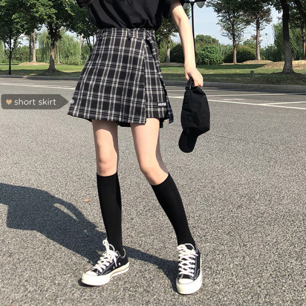 Moodsad lipsudega ruuduline seelik-püksid kõrge vöökohaga