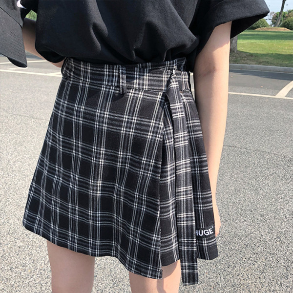 Moodsad lipsudega ruuduline seelik-püksid kõrge vöökohaga