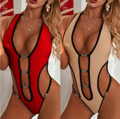 Teljes fürdőruha kivágásokkal és fém elemekkel