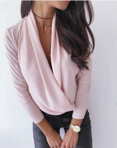 Stiilne naiste pluus spitsikaelusega ja pikkade varrukatega