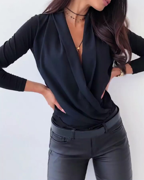 Stiilne naiste pluus spitsikaelusega ja pikkade varrukatega