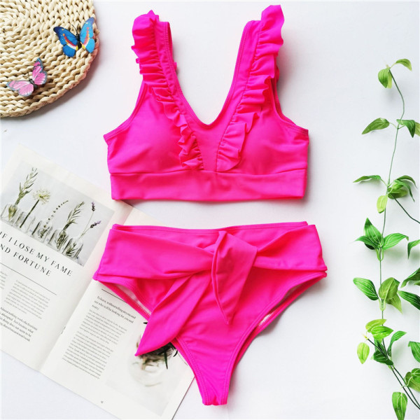 Praegune ujumistrikoo kahes osas - kõrge vöökoha ja lipsudega püksid