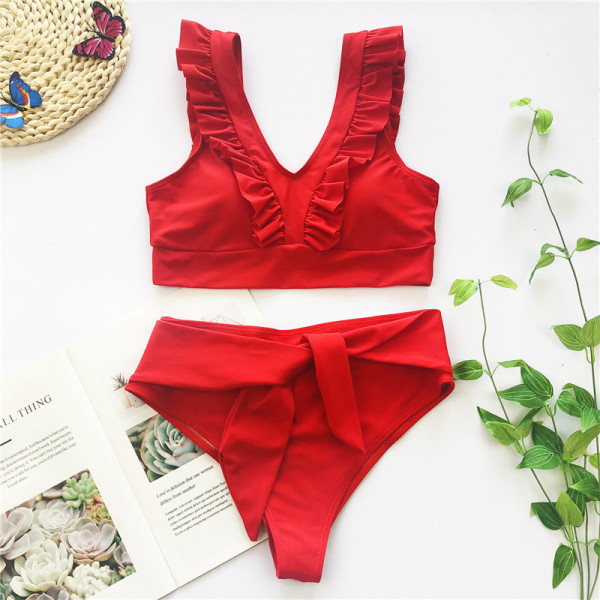 Praegune ujumistrikoo kahes osas - kõrge vöökoha ja lipsudega püksid