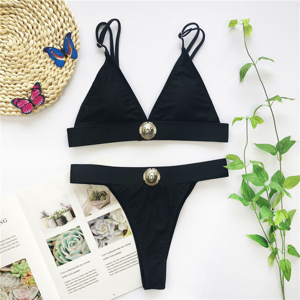 Moodne kaheosaline kolmnurkse ülaosa ja metallelemendiga ujumistrikoo