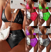 Modern kétrészes fürdőruha háromszög alakú felsővel és magas derekú alsóval és övvel