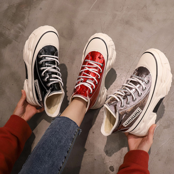 Moodsad kõrge talla ja pehme voodriga naiste tossud