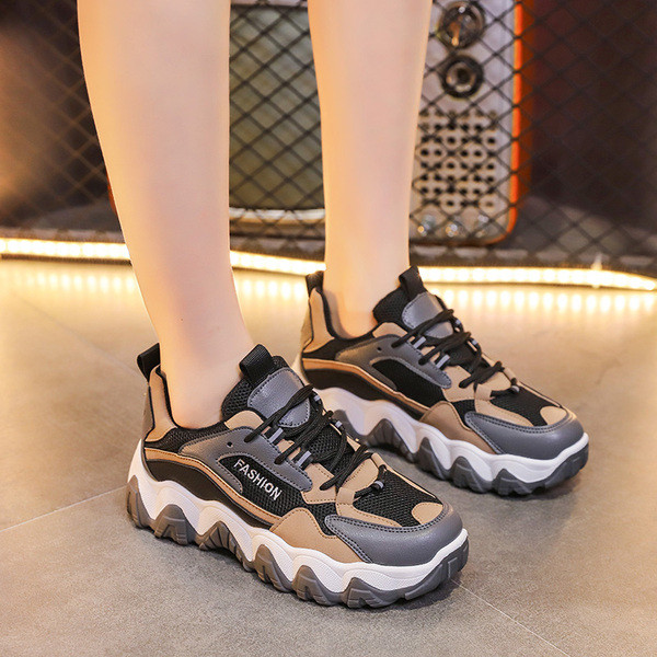 Модерни дамски двуцветни маратонки с висока груба подметка 