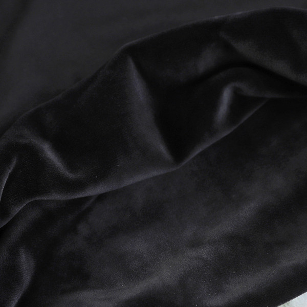 Naiste sametpluus spitsikaelusega ja musta pitsiga