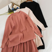 Дамска плетена рокля с обло деколте и дълъг ръкав