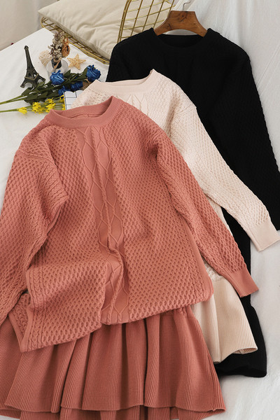 Дамска плетена рокля с обло деколте и дълъг ръкав