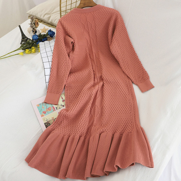 Дамска плетена рокля с обло деколте и дълъг ръкав