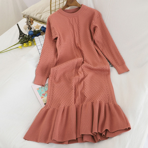 Дамска плетена рокля с обло деколте и дълъг ръкав