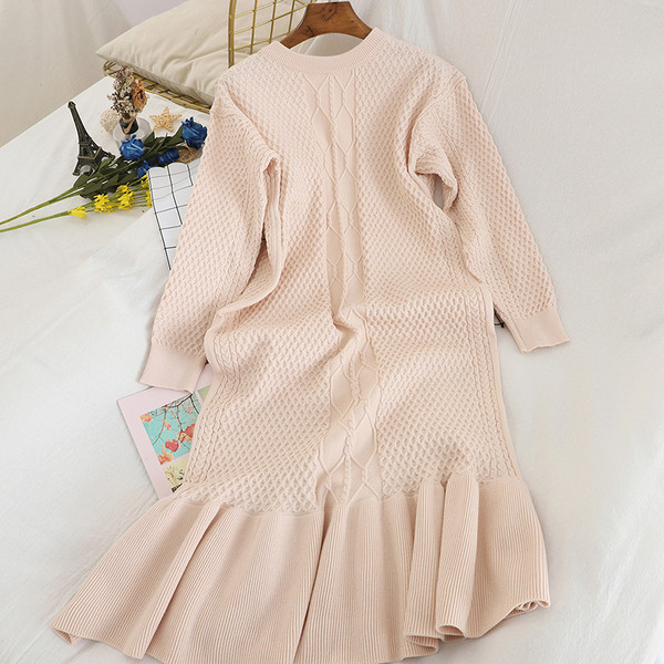 Дамска плетена рокля с обло деколте и дълъг ръкав