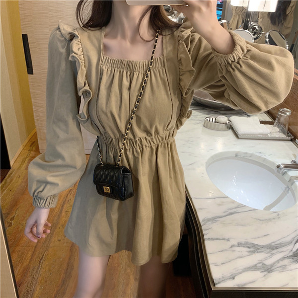 Retro ženska haljina s četvrtastim izrezom i dugim rukavima