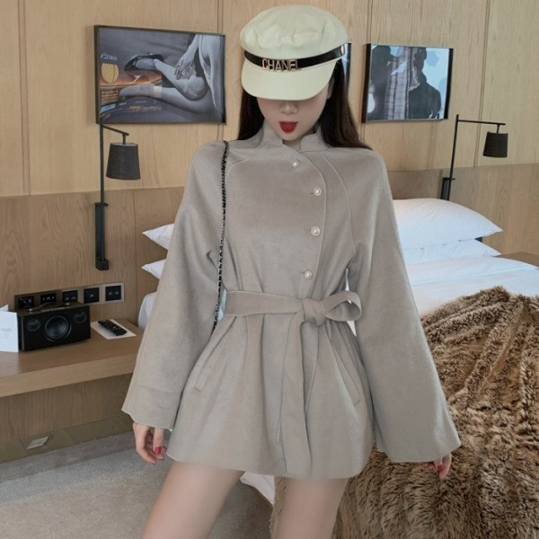 Stiilne naiste mantel nööpide ja vööga