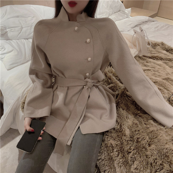 Stiilne naiste mantel nööpide ja vööga