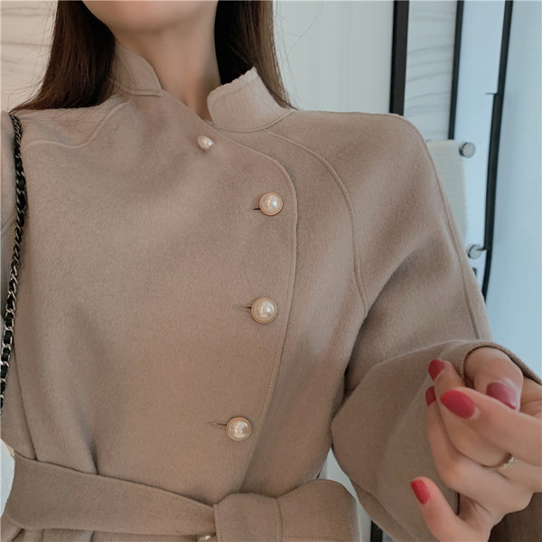 Stiilne naiste mantel nööpide ja vööga