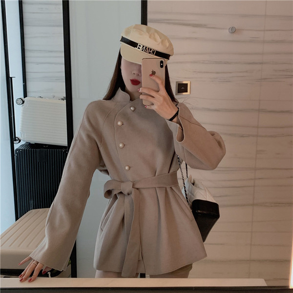 Stiilne naiste mantel nööpide ja vööga