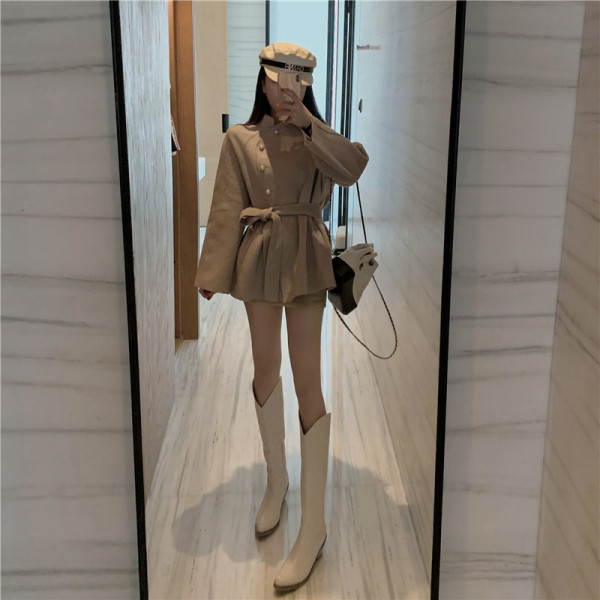 Stiilne naiste mantel nööpide ja vööga