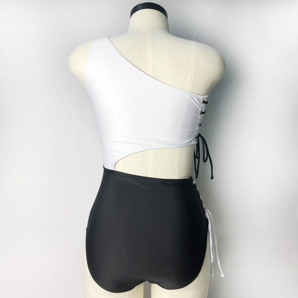 Stiilne lipsude ja rihmaga ujumistrikoo