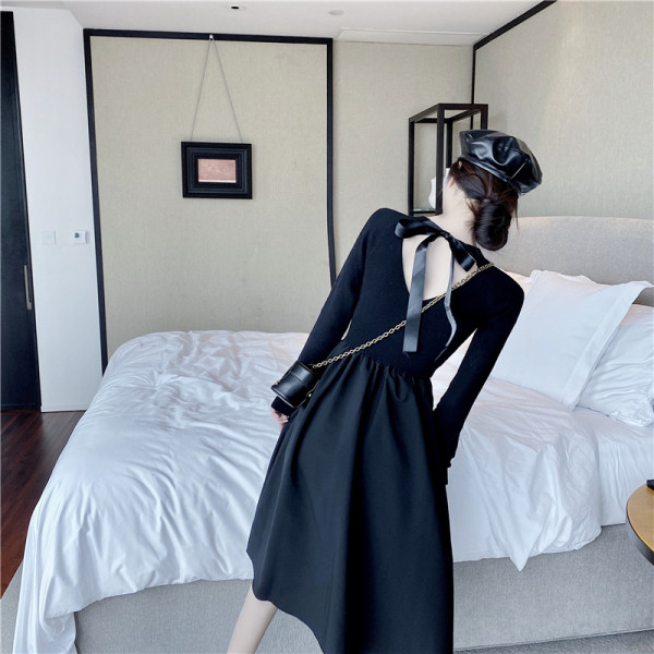 Hosszú női retro ruha nyitott háttal, szalaggal