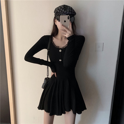 Väljalõigatud paeltega seljalõikega naiste kleit