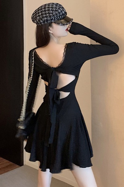 Väljalõigatud paeltega seljalõikega naiste kleit