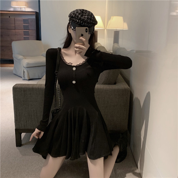 Väljalõigatud paeltega seljalõikega naiste kleit