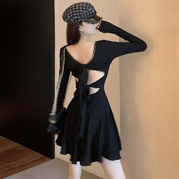 Väljalõigatud paeltega seljalõikega naiste kleit