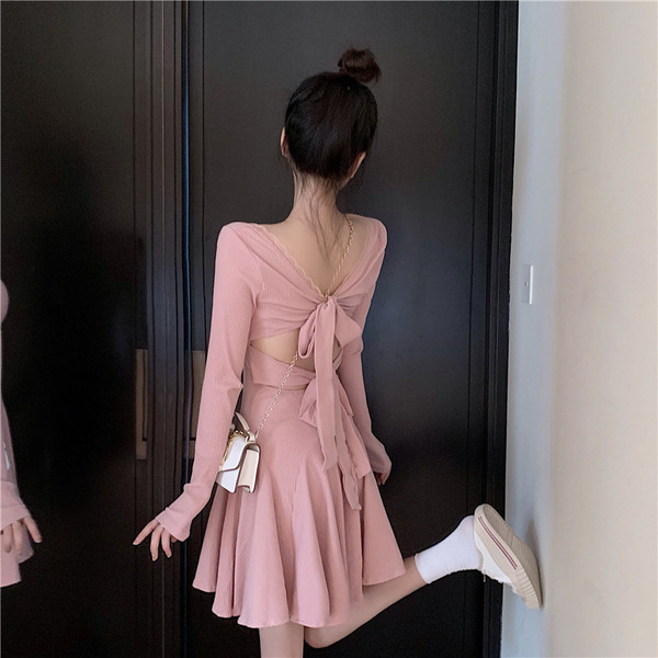 Väljalõigatud paeltega seljalõikega naiste kleit