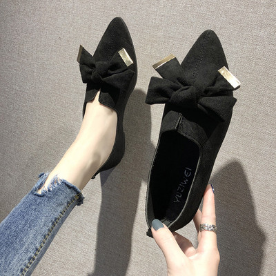 Női alkalmi cipő kihegyezett modellje eco velúr szalaggal