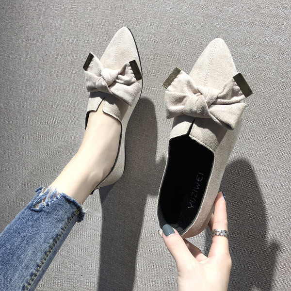 Női alkalmi cipő kihegyezett modellje eco velúr szalaggal