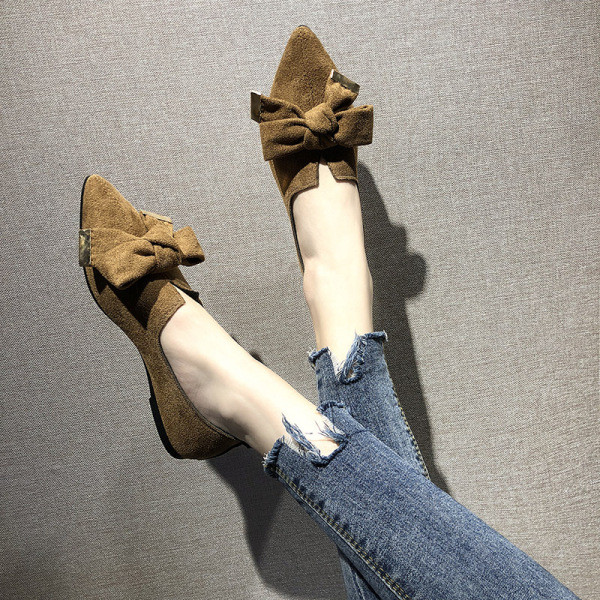 Női alkalmi cipő kihegyezett modellje eco velúr szalaggal