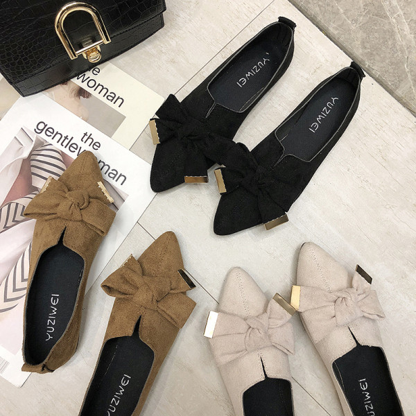 Női alkalmi cipő kihegyezett modellje eco velúr szalaggal