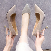 Stílusos női cipő fényes részecskékkel és vékony sarokkal