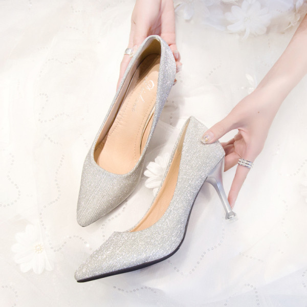 Stílusos női cipő fényes részecskékkel és vékony sarokkal