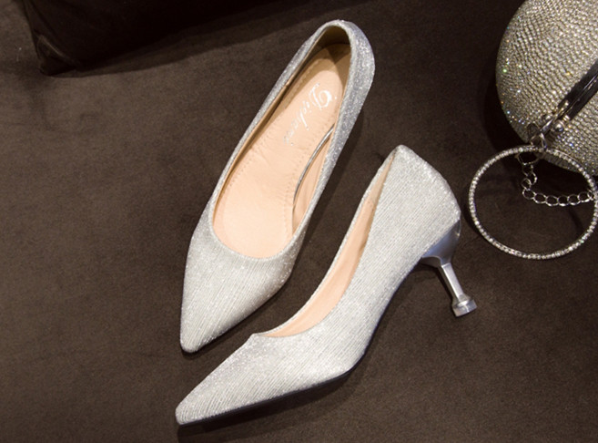 Stílusos női cipő fényes részecskékkel és vékony sarokkal