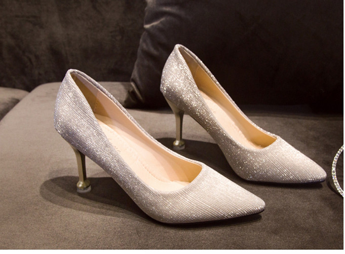 Stílusos női cipő fényes részecskékkel és vékony sarokkal