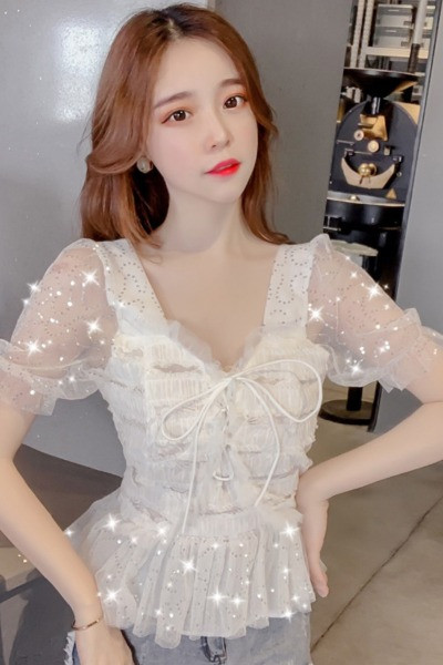 Modern női ing V-nyakkal, fűzős tüll ujjakkal, flitterekkel