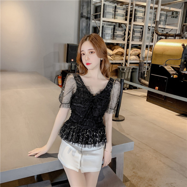 Modern női ing V-nyakkal, fűzős tüll ujjakkal, flitterekkel