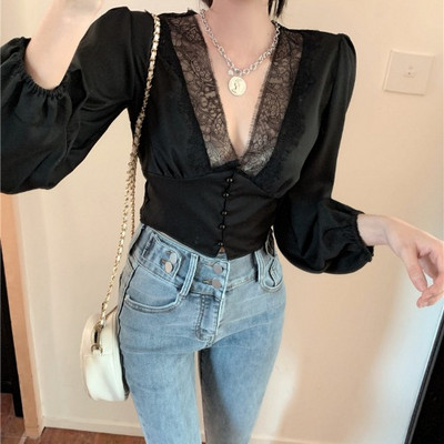 Stiilne naiste särk sügava V-kaelusega pitsi ja puhvis varrukatega